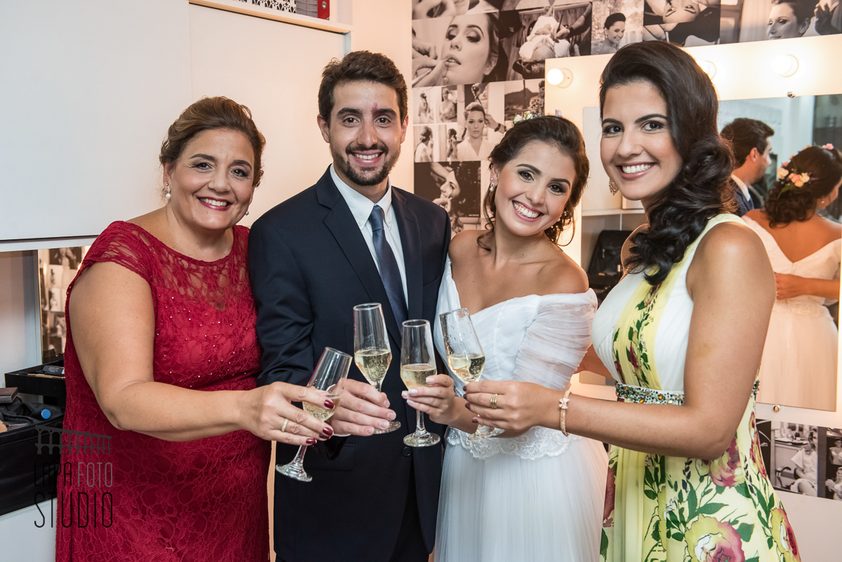 Brinde da família da noiva no making of. Preparação para o casamento.
