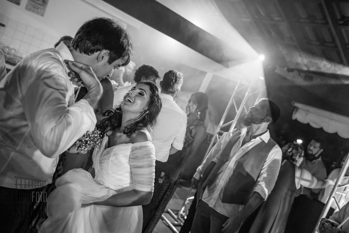 Foto em preto e branco dos noivos felizes na pista de dança, curtindo a festa de casamento na região serrana.