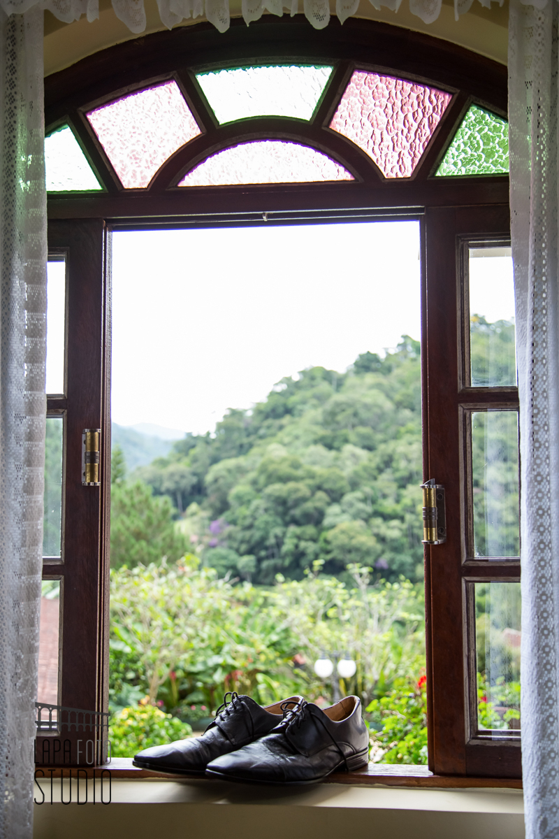 Sapato do noivo na janela. Vista das montanhas de Friburgo. Making of noivo.