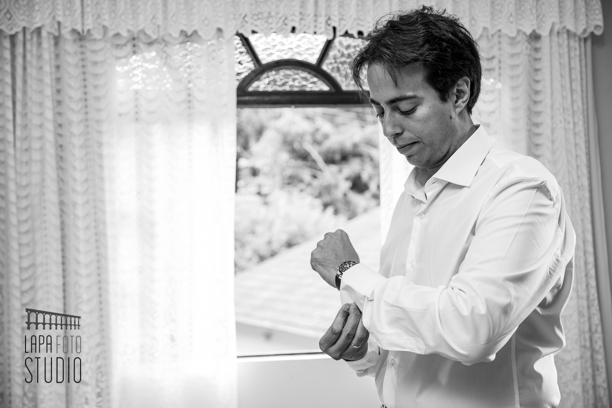 Foto do noivo em preto e branco no making of dele