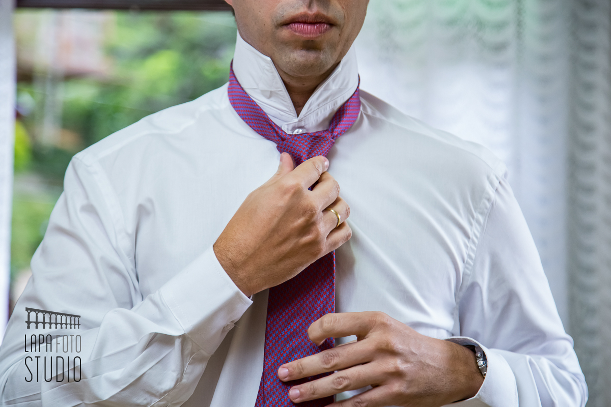 Noivo ajustando a gravata, quase pronto para casar.