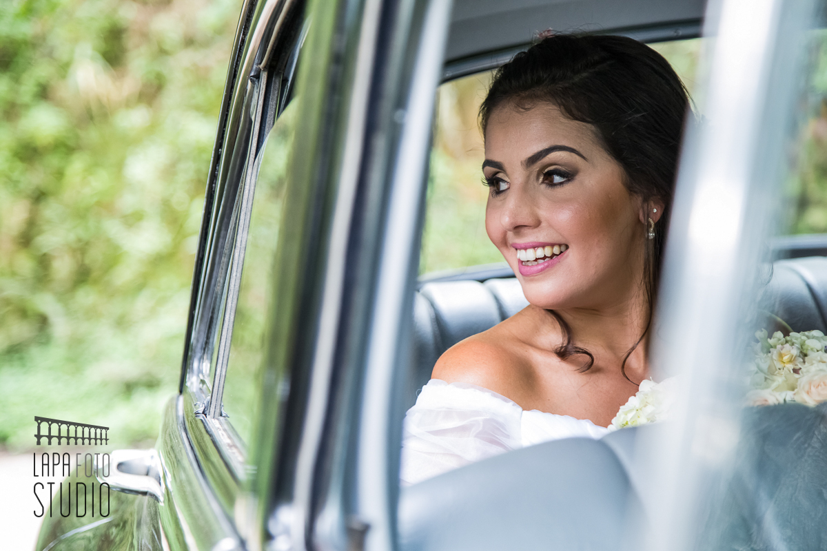 Olha da noiva ainda dentro do carro antes da cerimônia na região serrana do rio de janeiro.