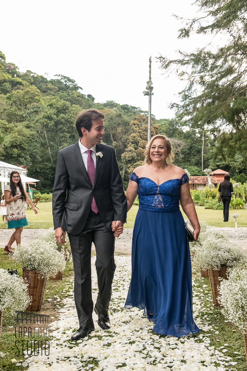 Entrada do noivo com sua mãe na cerimônia de casamento em Friburgo.
