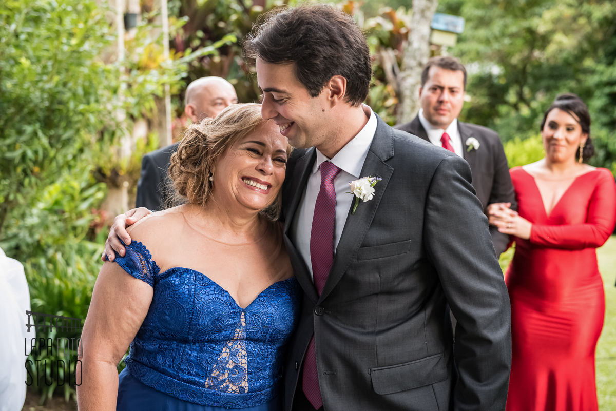 Carinho do noivo com a sua mãe logo após a entrada deles na cerimônia de casamento na serra