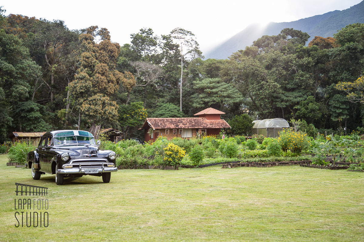 Carro clássico para casamentos com a noiva no gramado