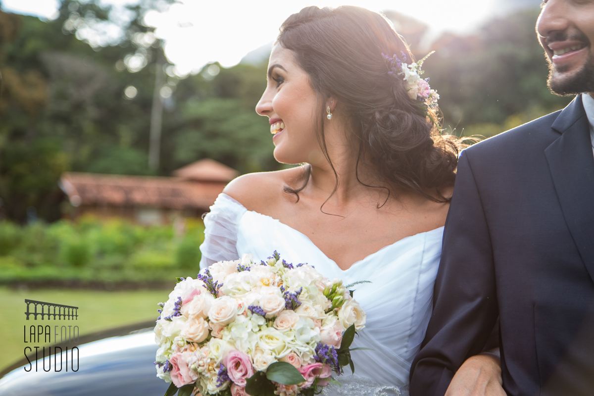 Olhar da noiva com sol ao fundo antes de entrar para a cerimônia de casamento em Friburgo
