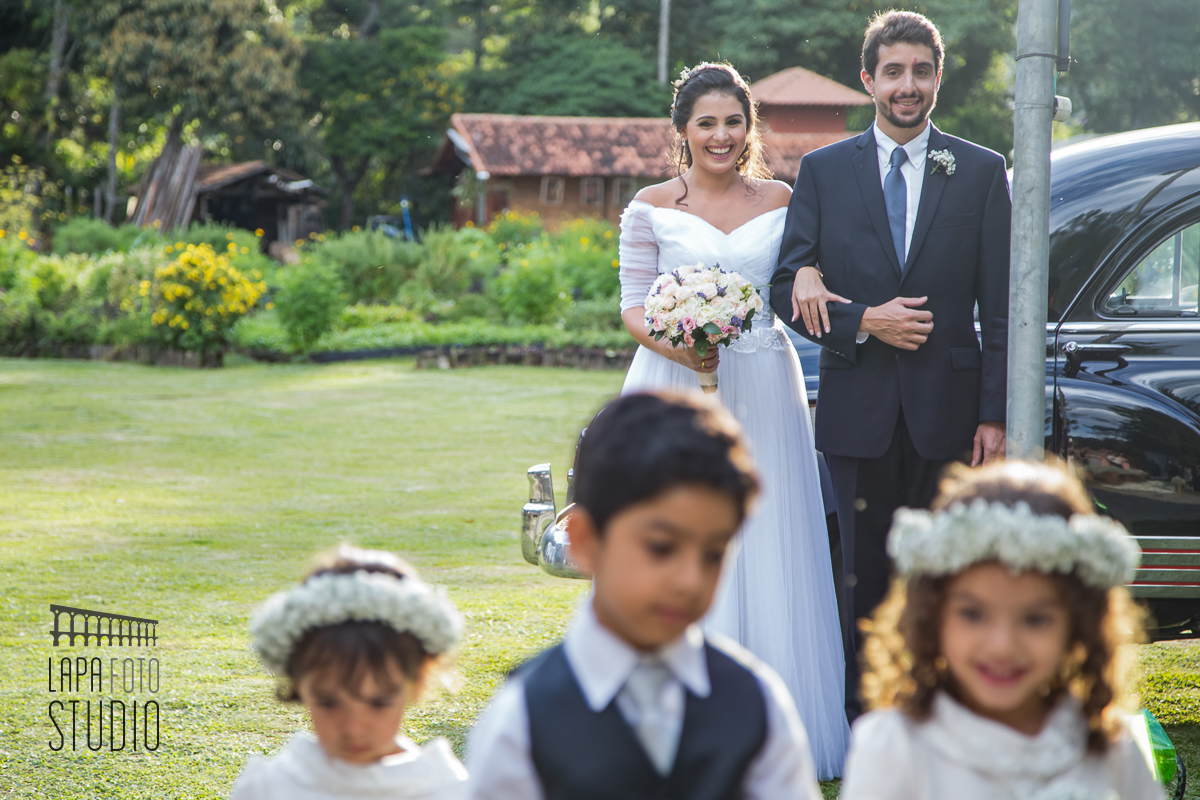 Entrada das crianças com noiva ao fundo na cerimônia do casamento em Friburgo.