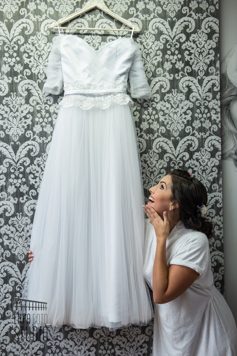 Noiva feliz com seu vestido no dia do casamento.