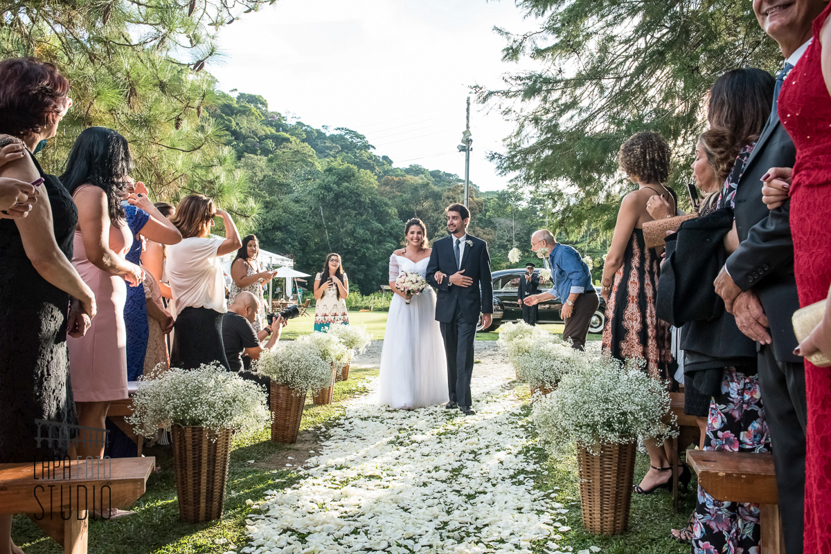 Entrada da noiva com tapete de pétalas brancas no casamento na serra do rio de janeiro.