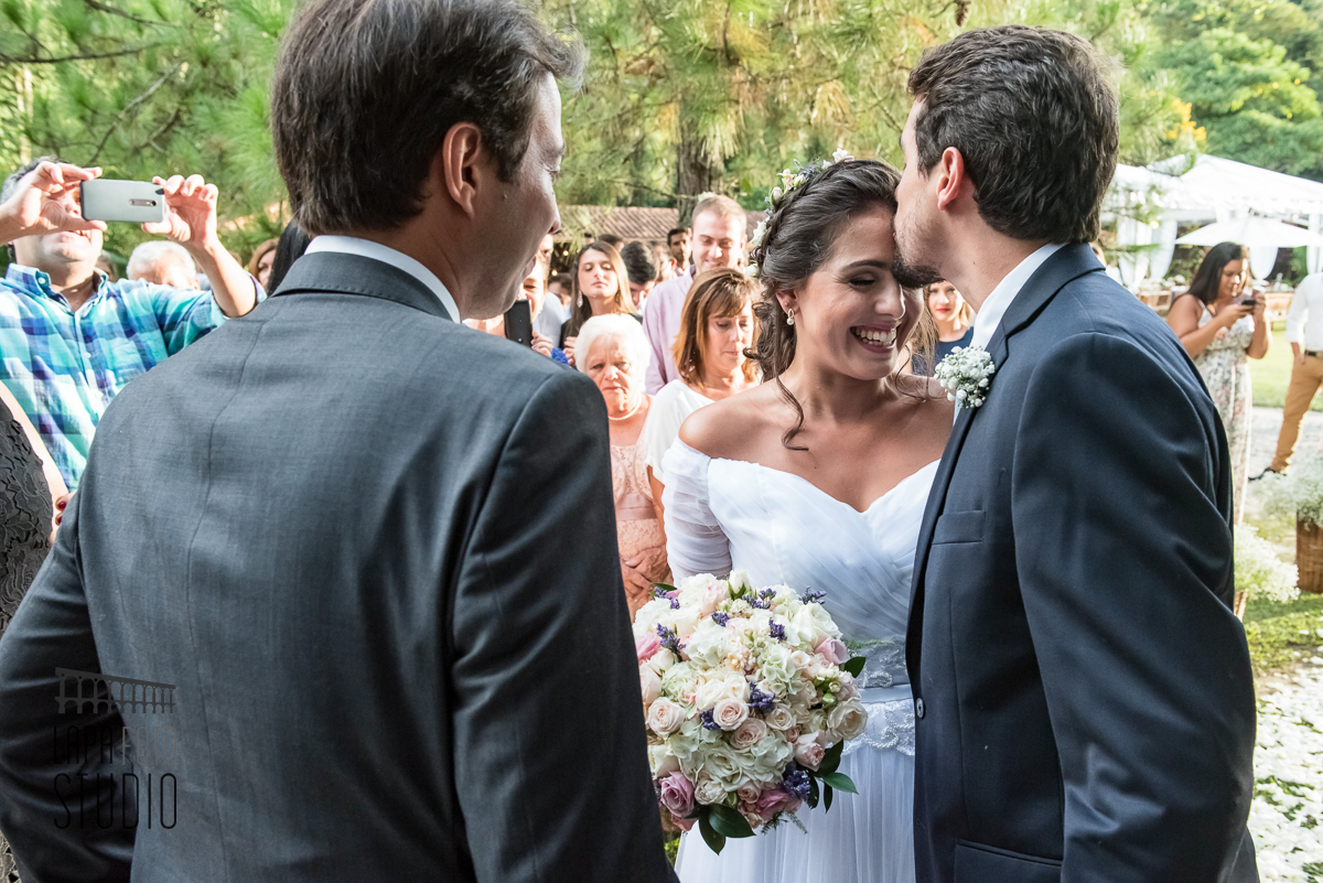 Irmão entrega a noiva ao noivo após sua entrada na cerimônia de casamento na região serrana do rio.
