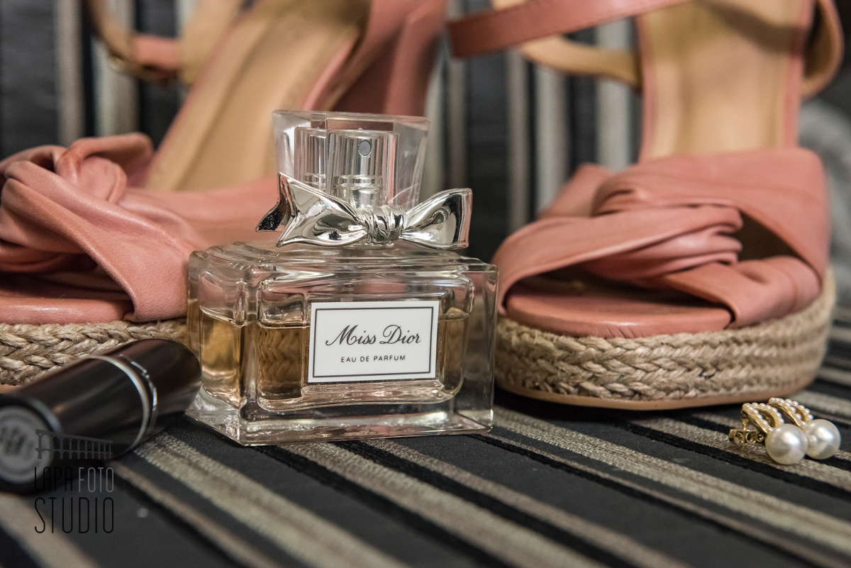 Perfume e sapato no making of da noiva