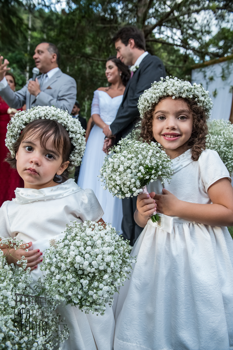 Daminhas sorrindo durante a cerimônia do casamento em Friburgo.