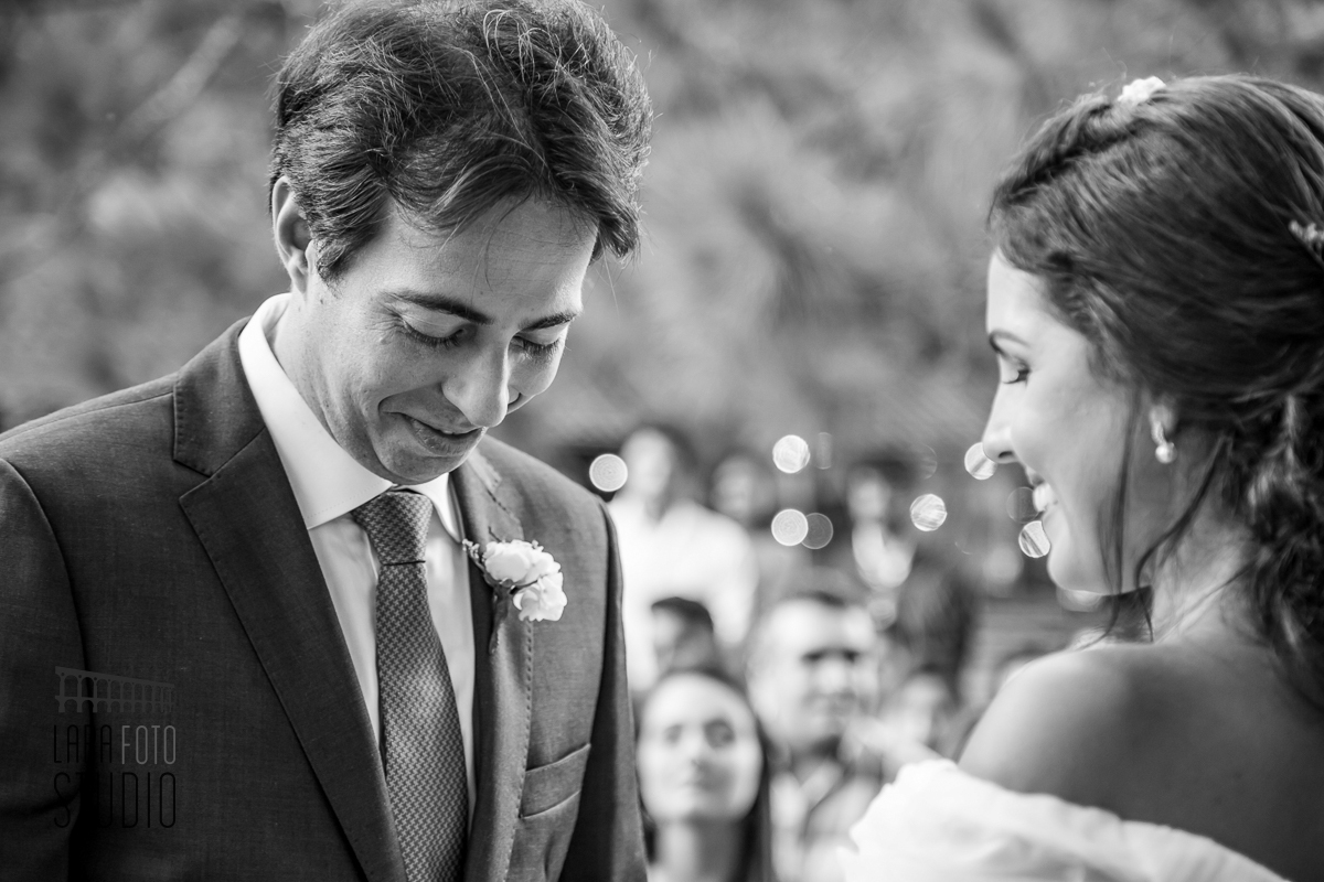 Foto em preto e branco do momento dos votos dos noivos durante a cerimônia do casamento no Trilhas do Araçari.