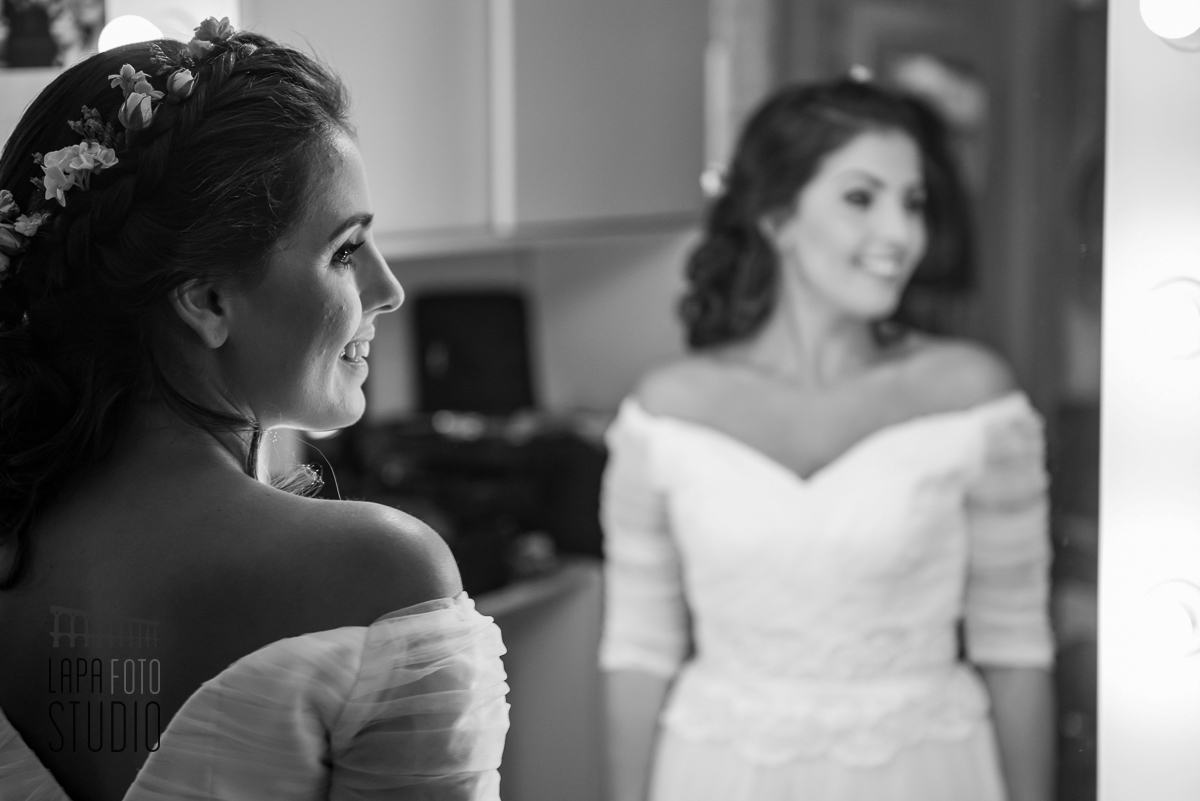 Foto em preto e branco da noiva no making of.