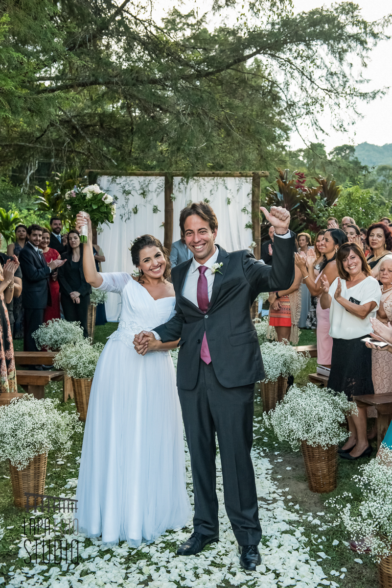 Noivos comemorando na saída da cerimônia, felizes após se casarem em Friburgo.