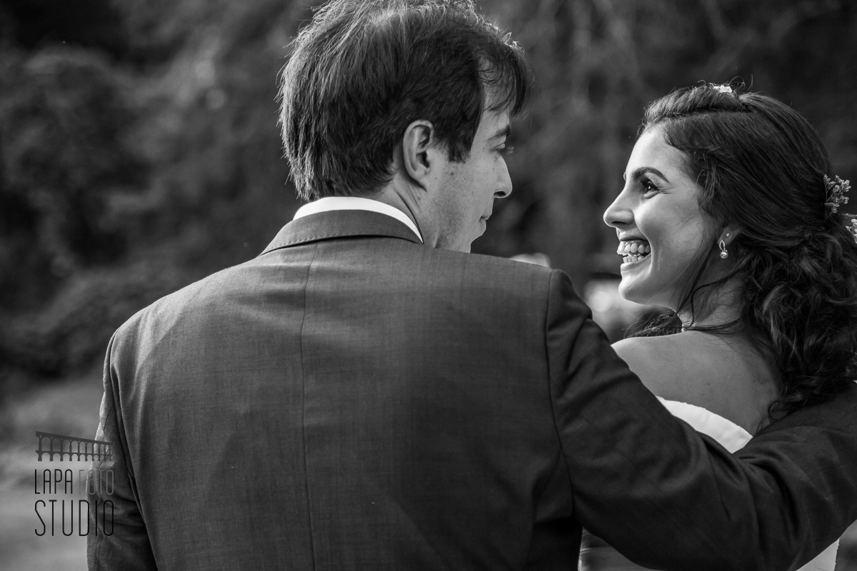 Foto em preto e branco do ensaio do casal pós cerimônia de casamento em Friburgo