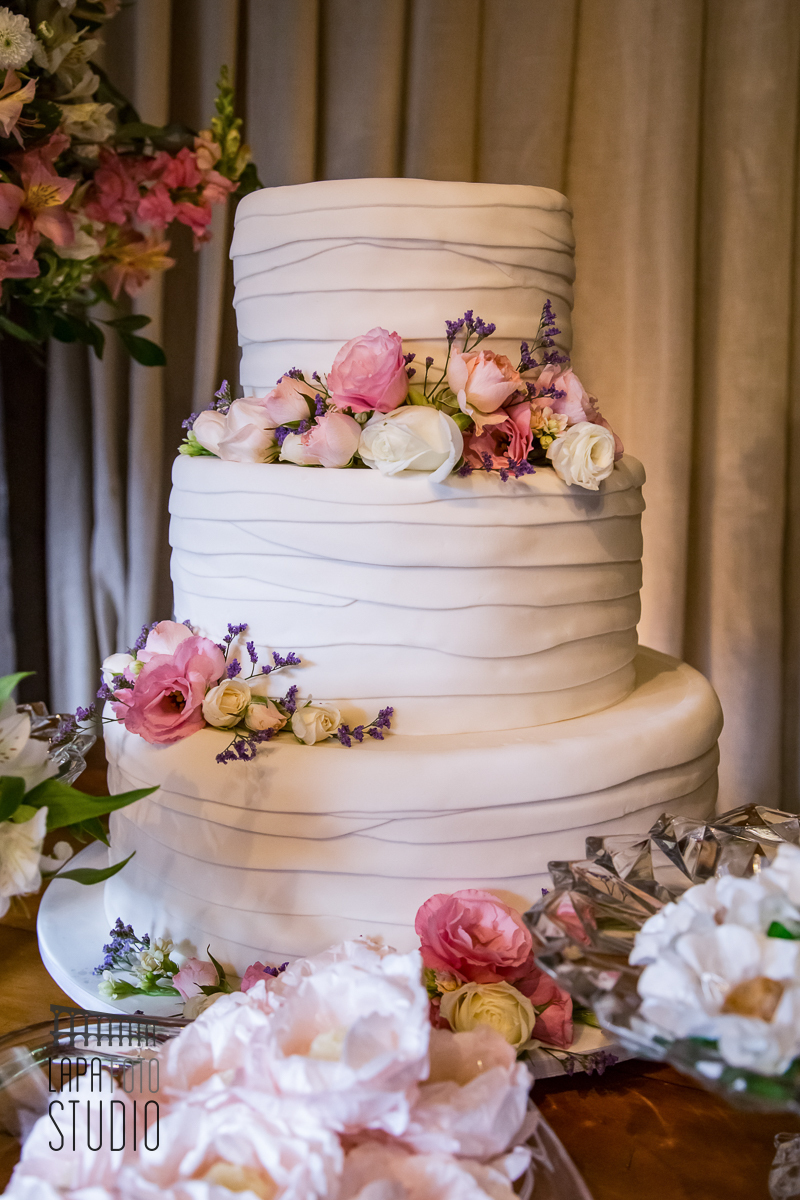 Bolo de casamento clássico, para casamento na região serrana do rio.