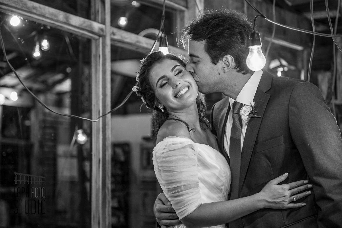 Foto em preto e branco do casal após a cerimônia de casamento em Friburgo.