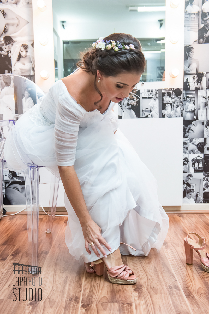 Noiva colocando sapato no making of. Se arrumando para casar.