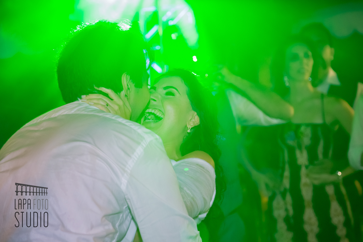 Noivos felizes na pista de dança, curtindo a festa de casamento no Trilhas do Araçari, em Friburgo.