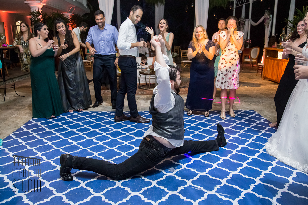 Padrinho se acabando na pista de dança do casamento