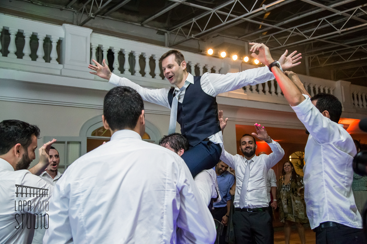 Noivo é carregado nos ombros do padrinho e abre os braços no casamento na Mansão das Heras
