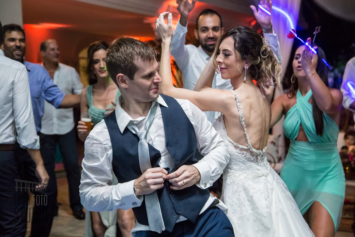 Noivos dançam juntos na pista no dia do casamento no Alto da Boa Vista