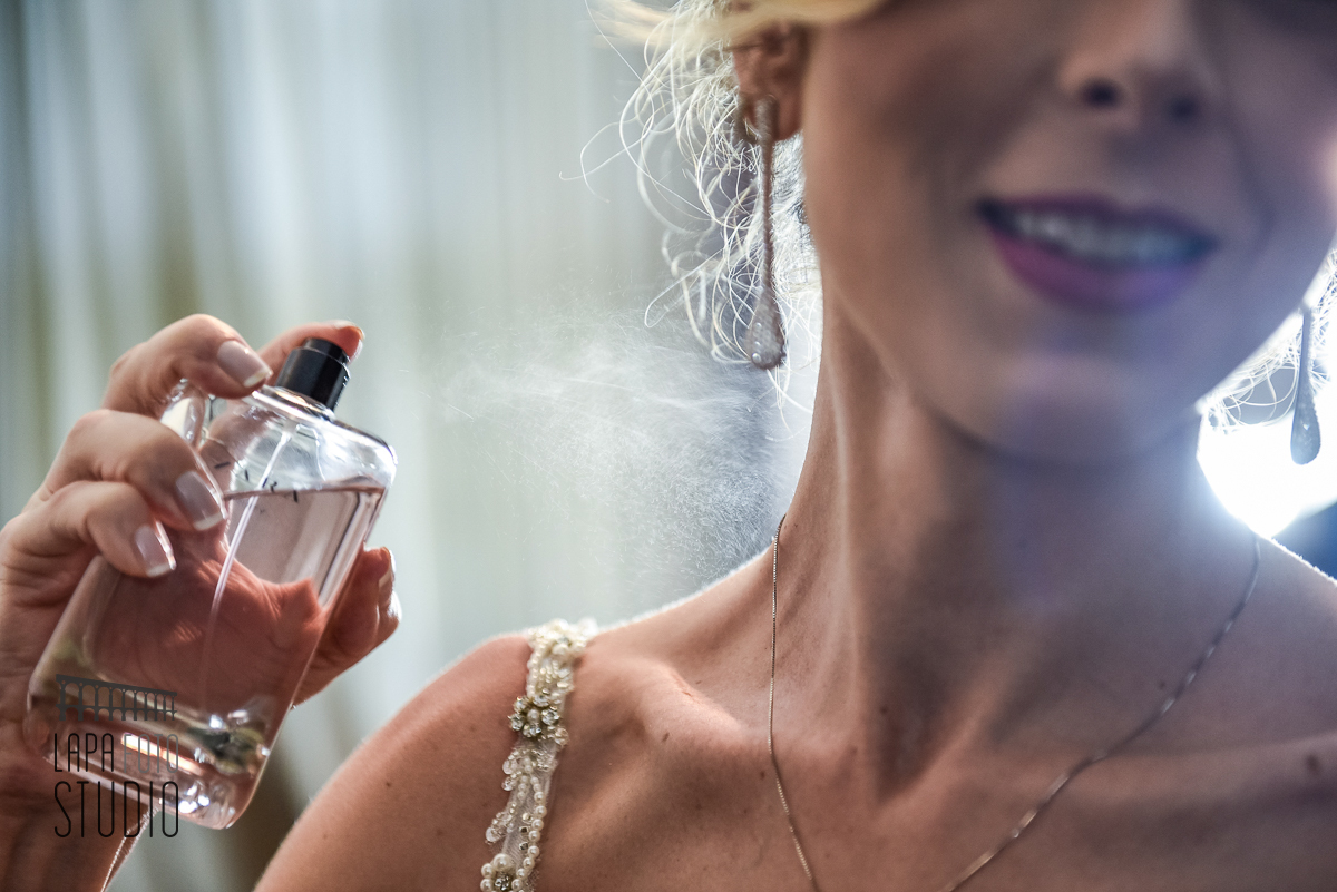 Noiva passando perfume na preparação para o casamento no Alto da Boa Vista