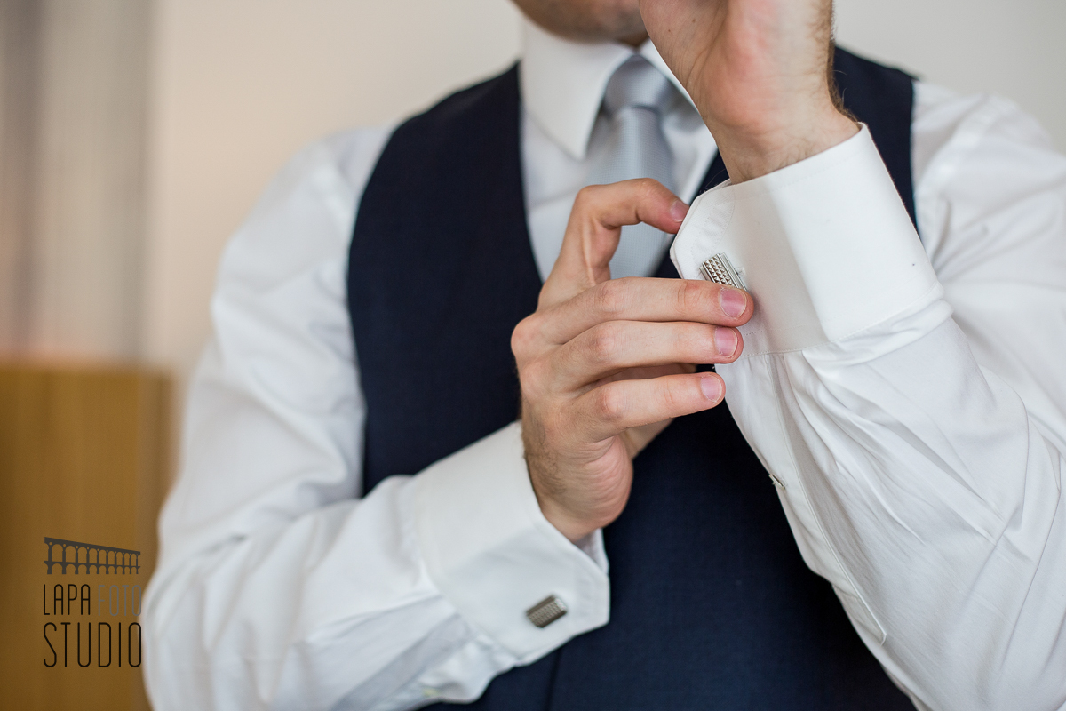 Noivo colocando abotoadura no making of