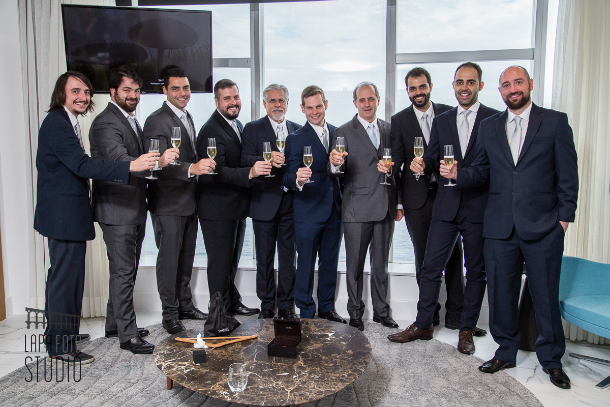 Brinde do noivo com os padrinhos no dia do making of