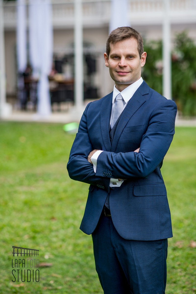 Noivo pronto com o terno da VR no jardim da mansão das Heras