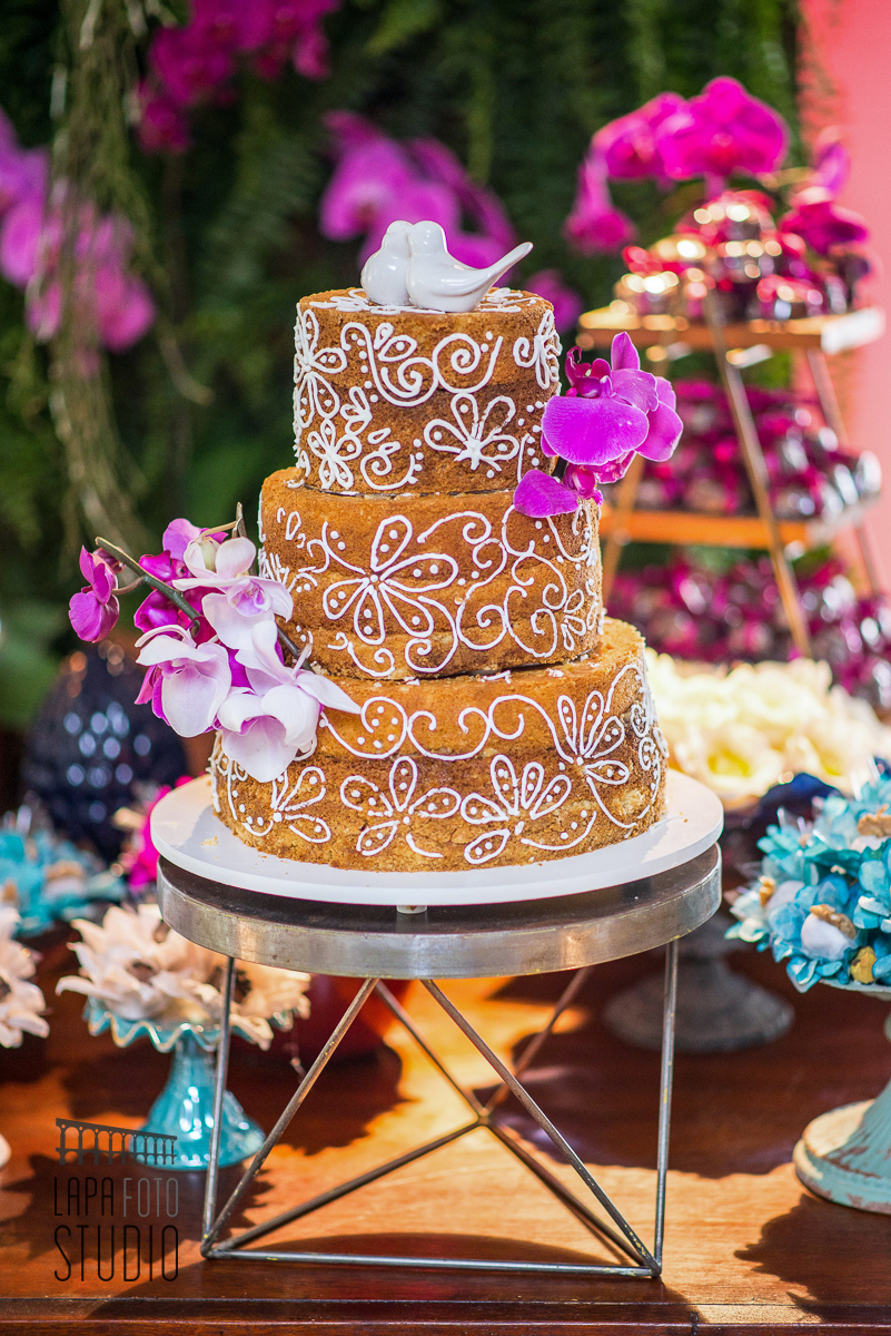 Naked cake na mesa da recepção de casamento na Mansão das Heras
