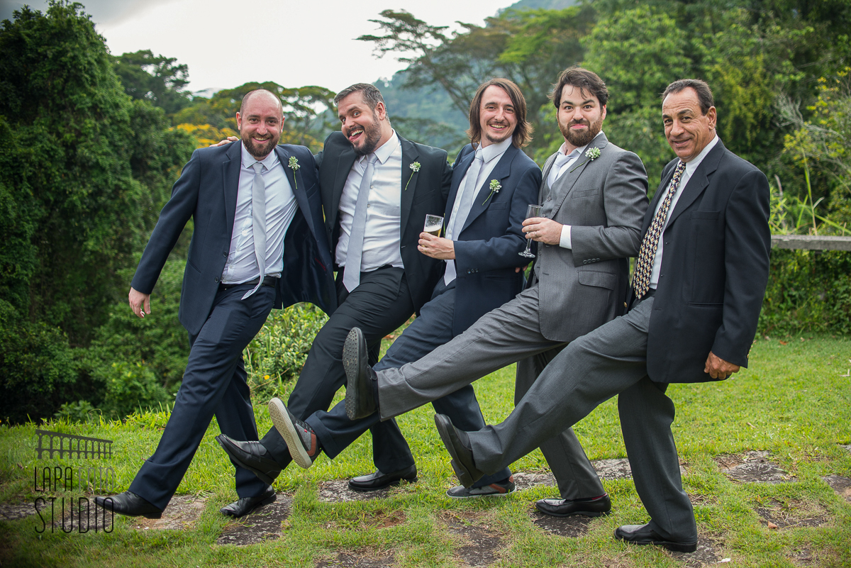 Padrinhos brincando no dia do casamento na Mansão das Heras