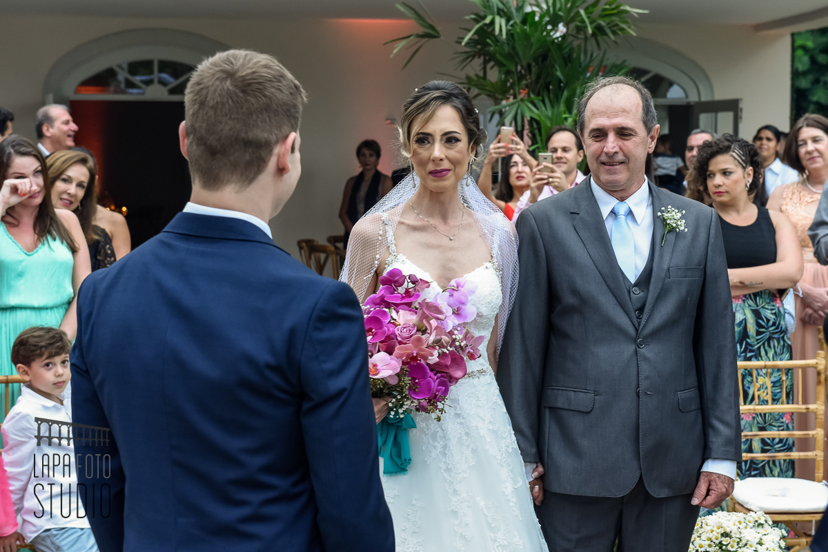 Olhar da noiva para o noivo na entrada da cerimônia na Mansão das Heras