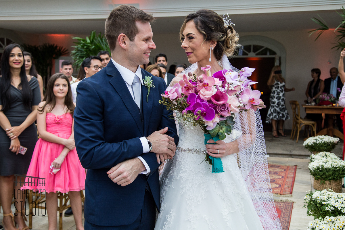 Olhar apaixonado dos noivos logo após a entrada da noiva na cerimônia, na Mansão das Heras