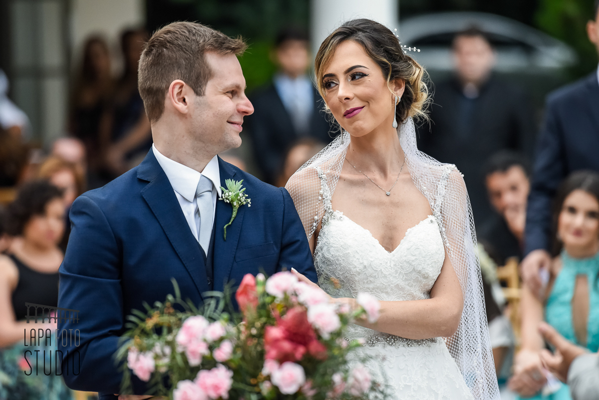 Olhar apaixonado dos noivos durante a cerimônia, na varanda da  Mansão das Heras