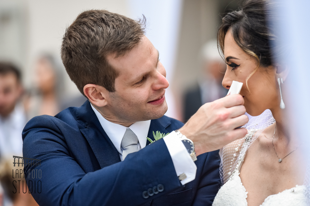 Noivo seca as lágrimas da noiva durante a cerimônia na Mansão das Heras