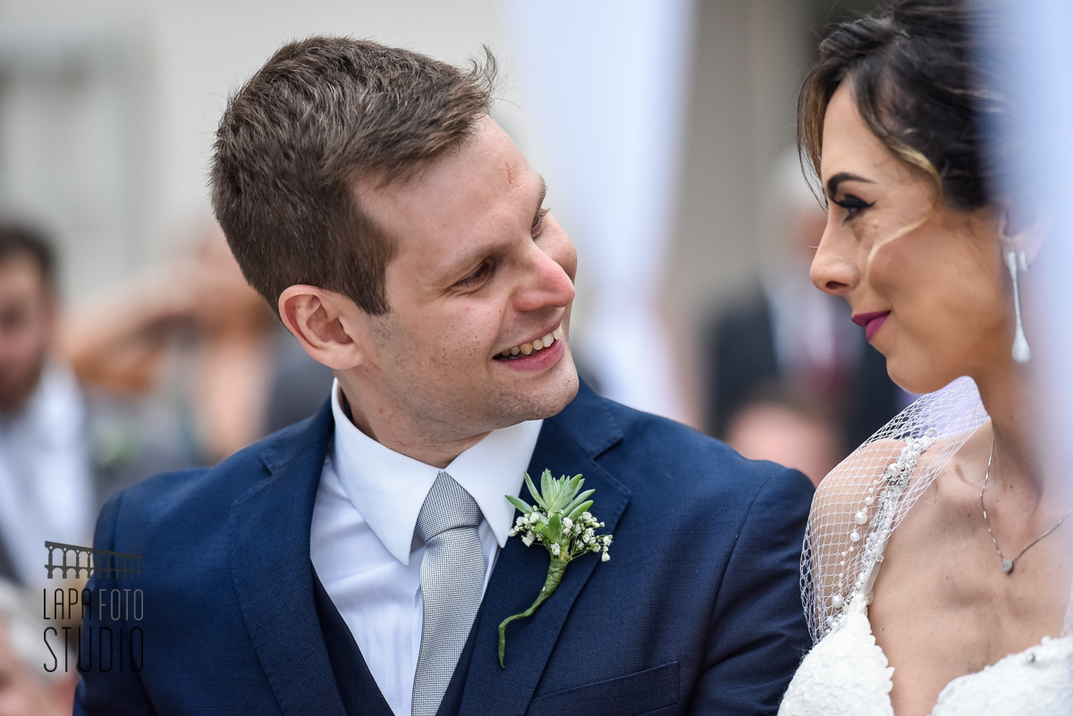 Noivo sorri para a noiva durante a cerimônia na Mansão das Heras