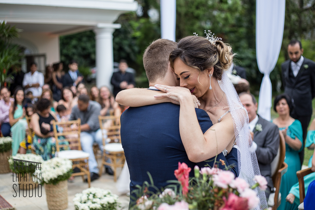 Abraços carinhoso dos noivos no casamento na Mansão das Heras