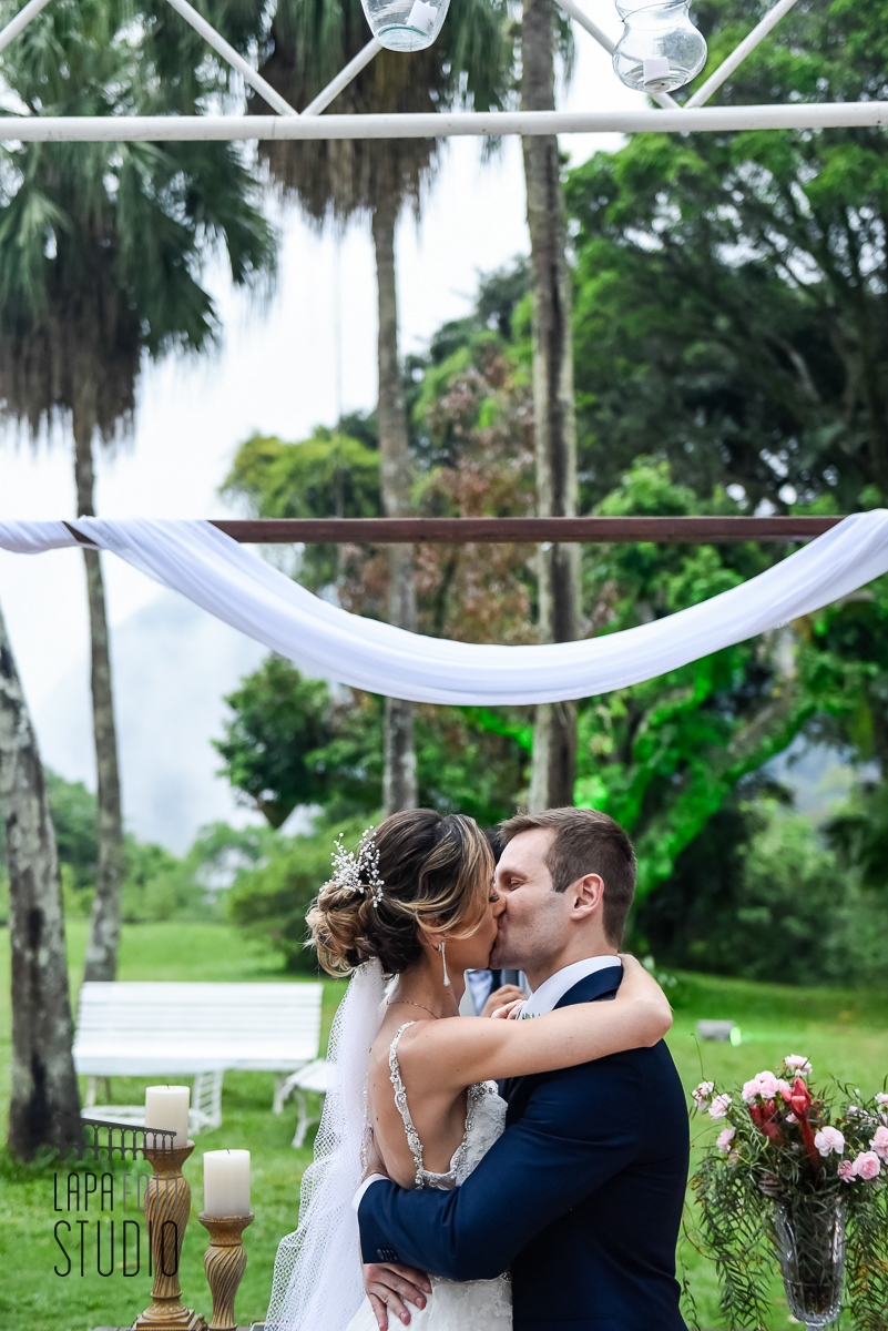 Beijo dos noivos durante o casamento na Mansão das Heras