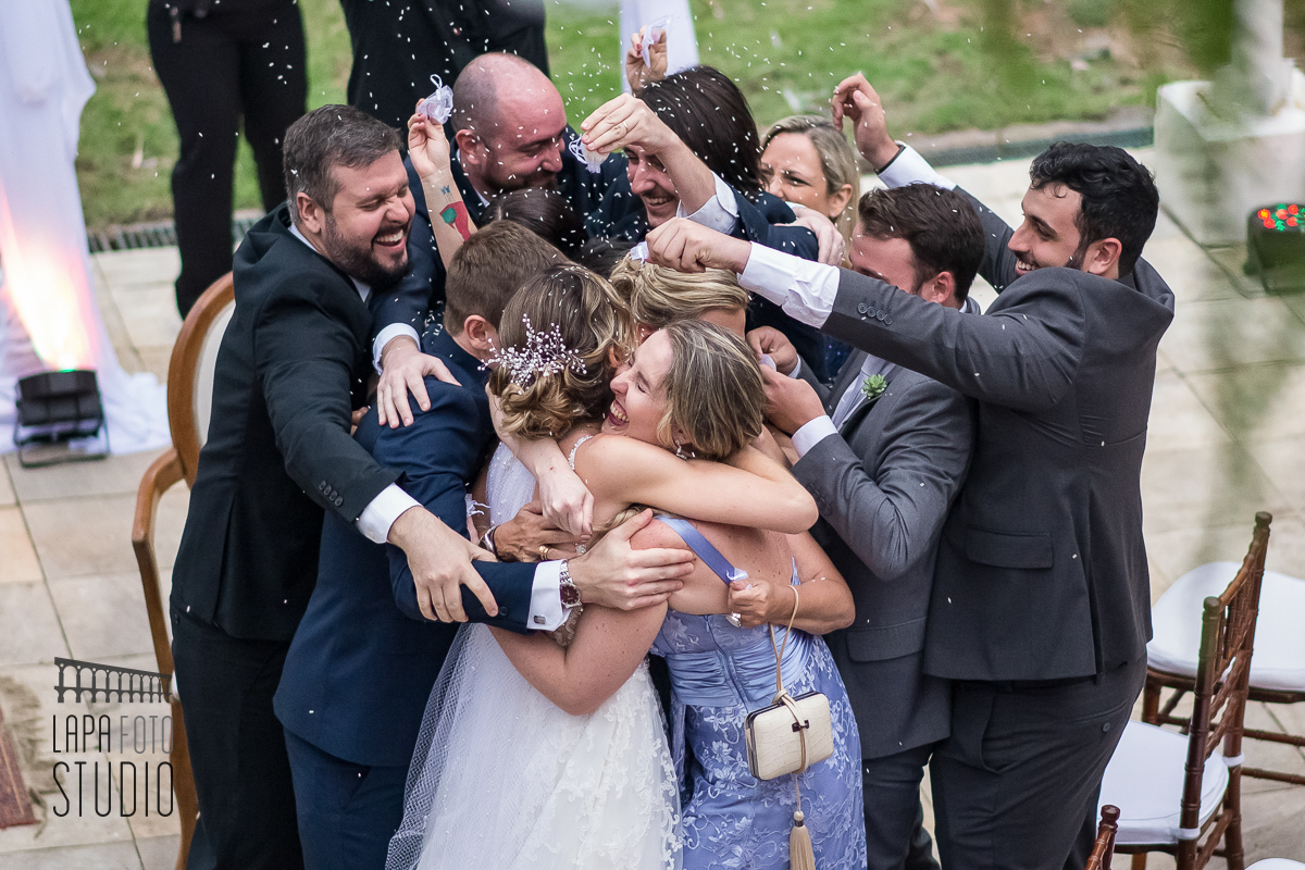 Padrinhos jogam arroz nos noivos logo após a cerimonia de casamento na Mansão das Heras