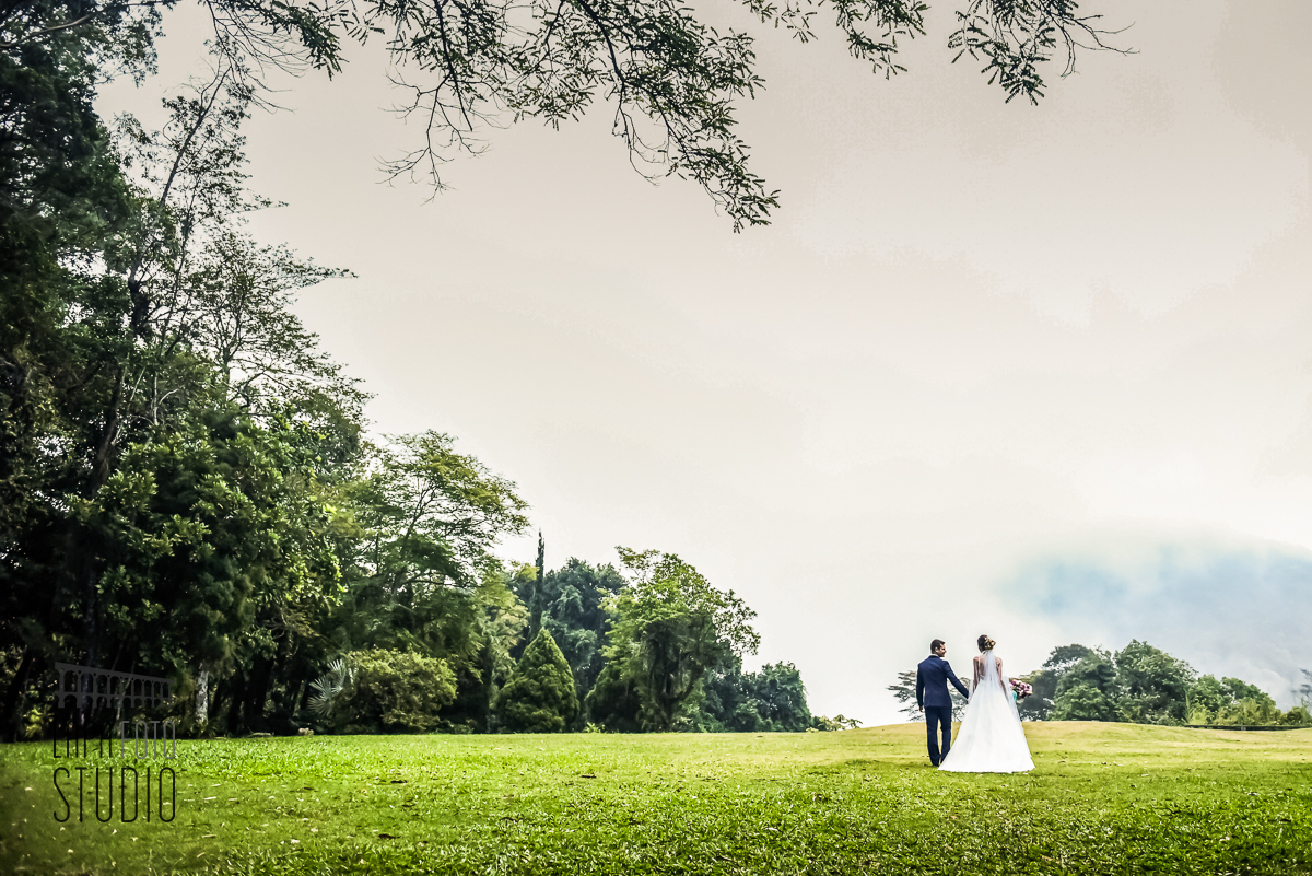 Ensaio do casal no gramado da Mansão das Heras