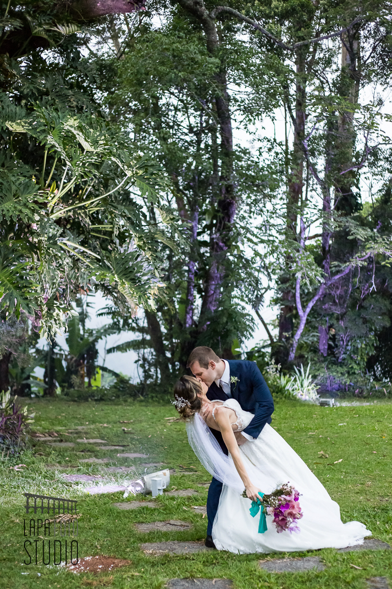 Noivo faz a pose de dança e beija a noiva no ensaio pós cerimônia de casamento na Mansão das Heras