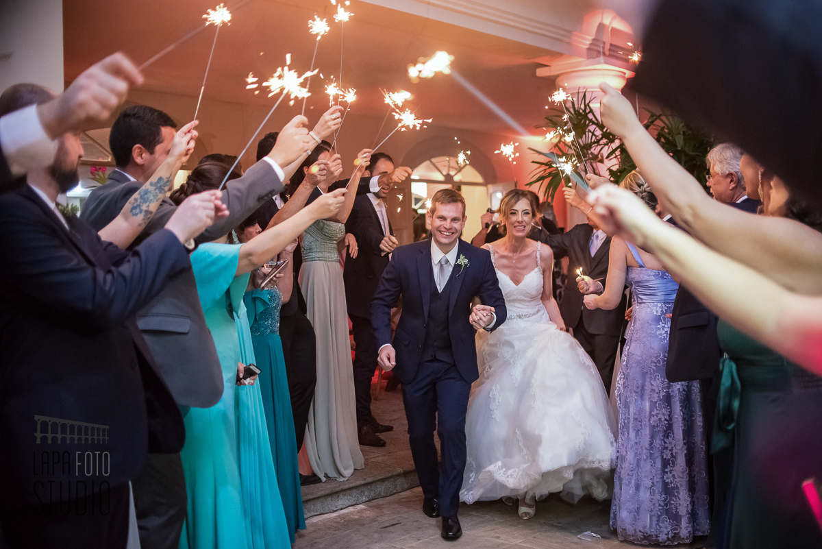 Entrada dos noivos na recepção do casamento no corredor de sparkles 