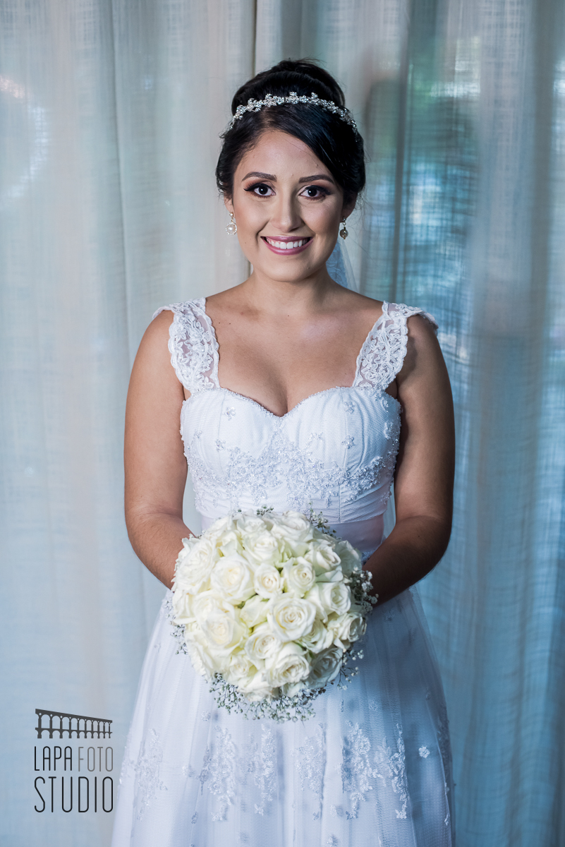 Noiva sorri segurando o buquê no dia do casamento no Vale dos Sonhos
