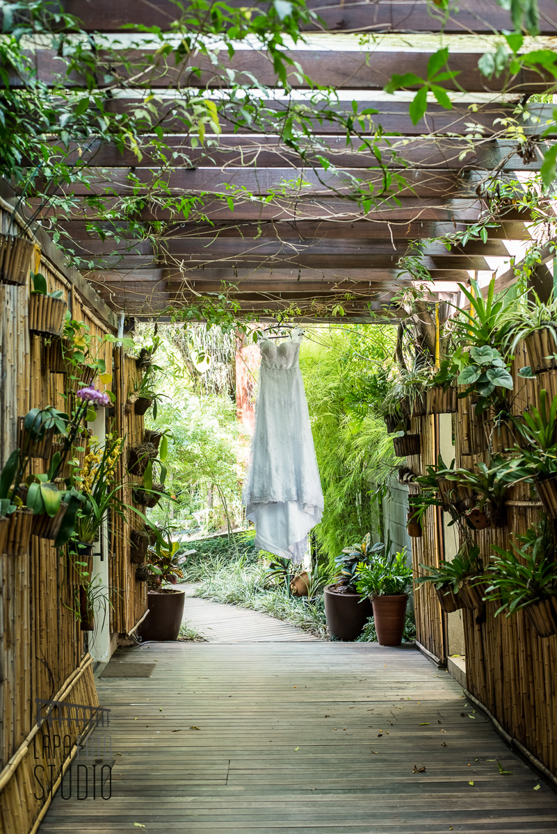 Vestido da noiva pendurado no Vale dos Sonhos