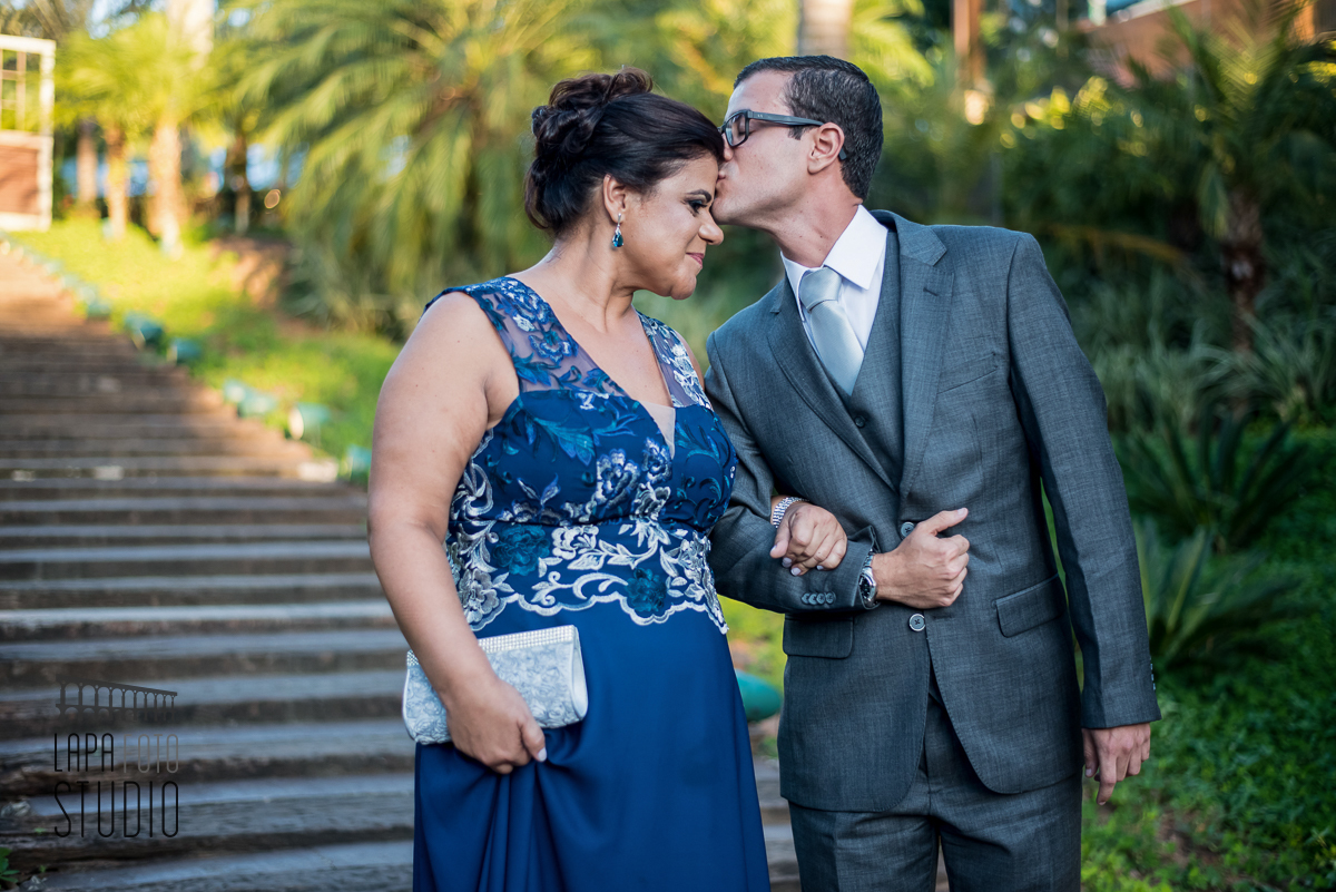 Noivo beija sua mãe durante a entrada para o casamento no Vale dos Sonhos