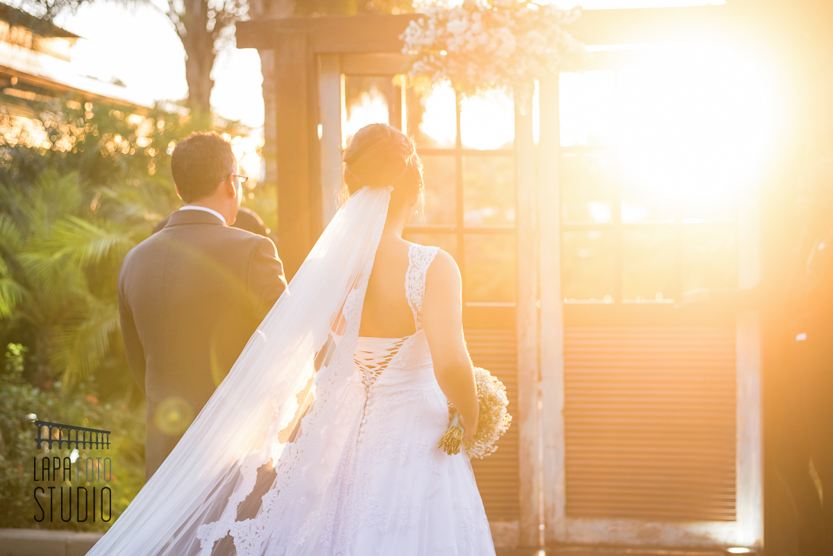 Noiva antes do portal de entrada do Vale dos sonhos com sol se pondo ao fundo