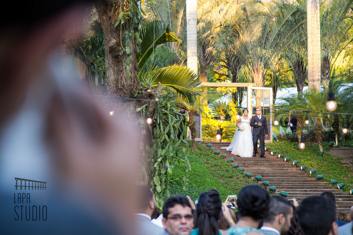 Perspectiva do noivo chorando durante a entrada na noiva no vale dos sonhos