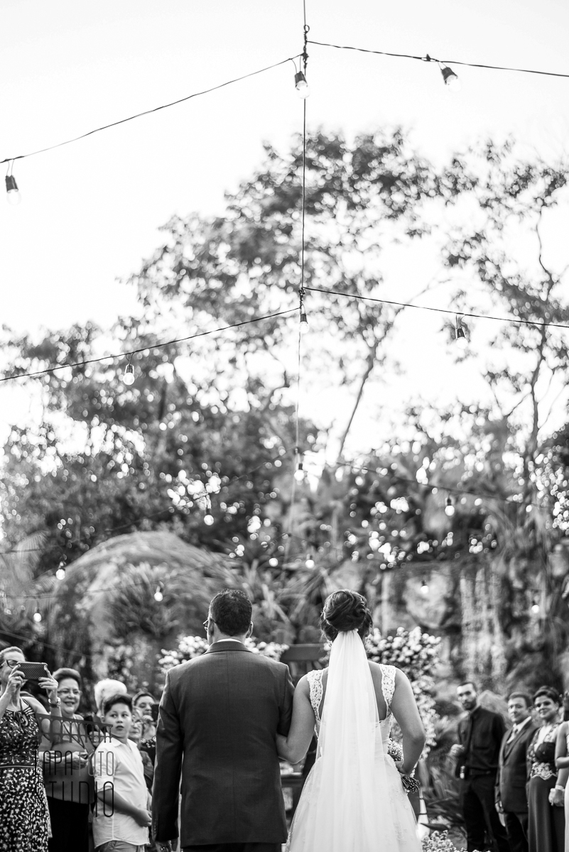 Foto em preto e brando da noiva entrando de costas no vale dos sonhos